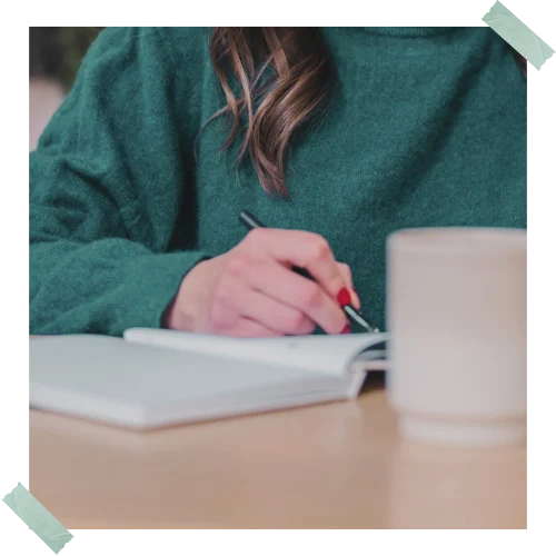 Main d'Anaïz Parfait en train d'écrire Mission RH