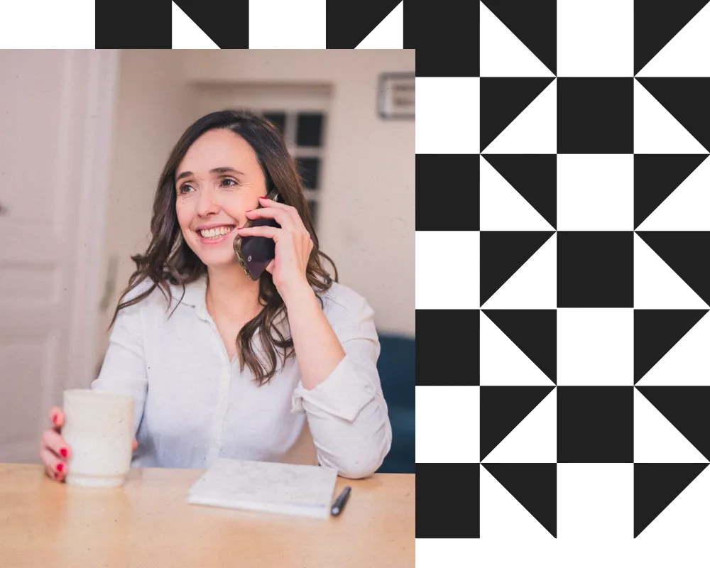 Anaïz Parfait au téléphone, prête à échanger sur vos RH